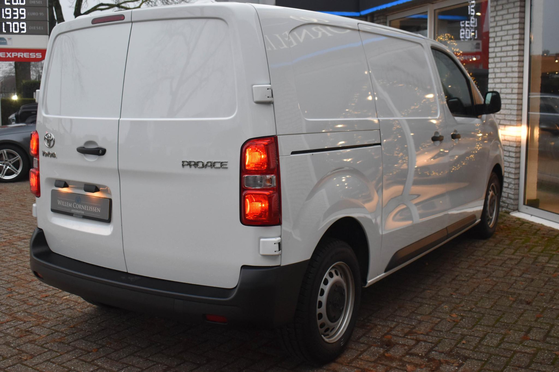 42258341-37.jpg