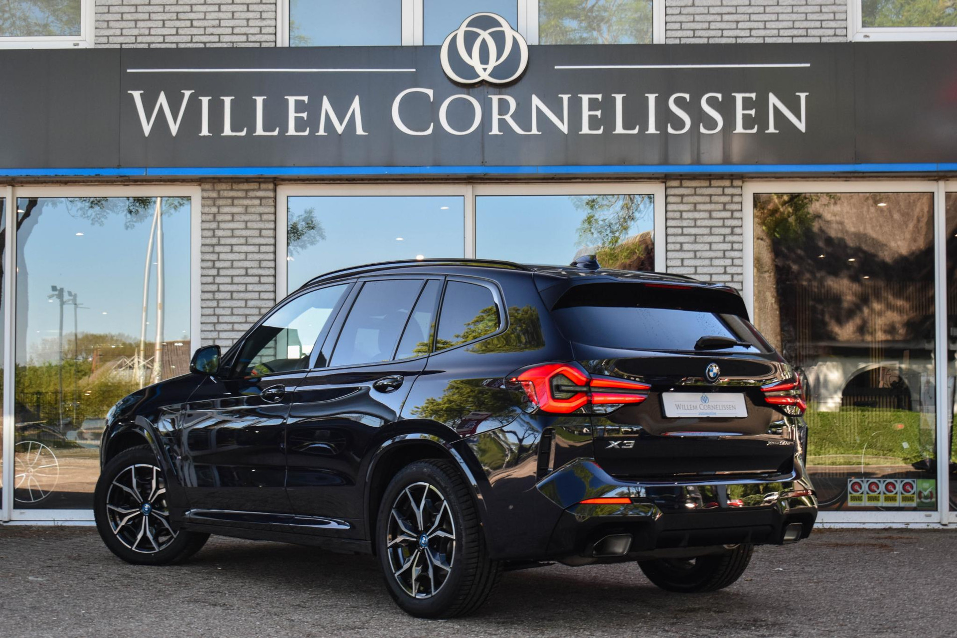 53288642-3.jpg