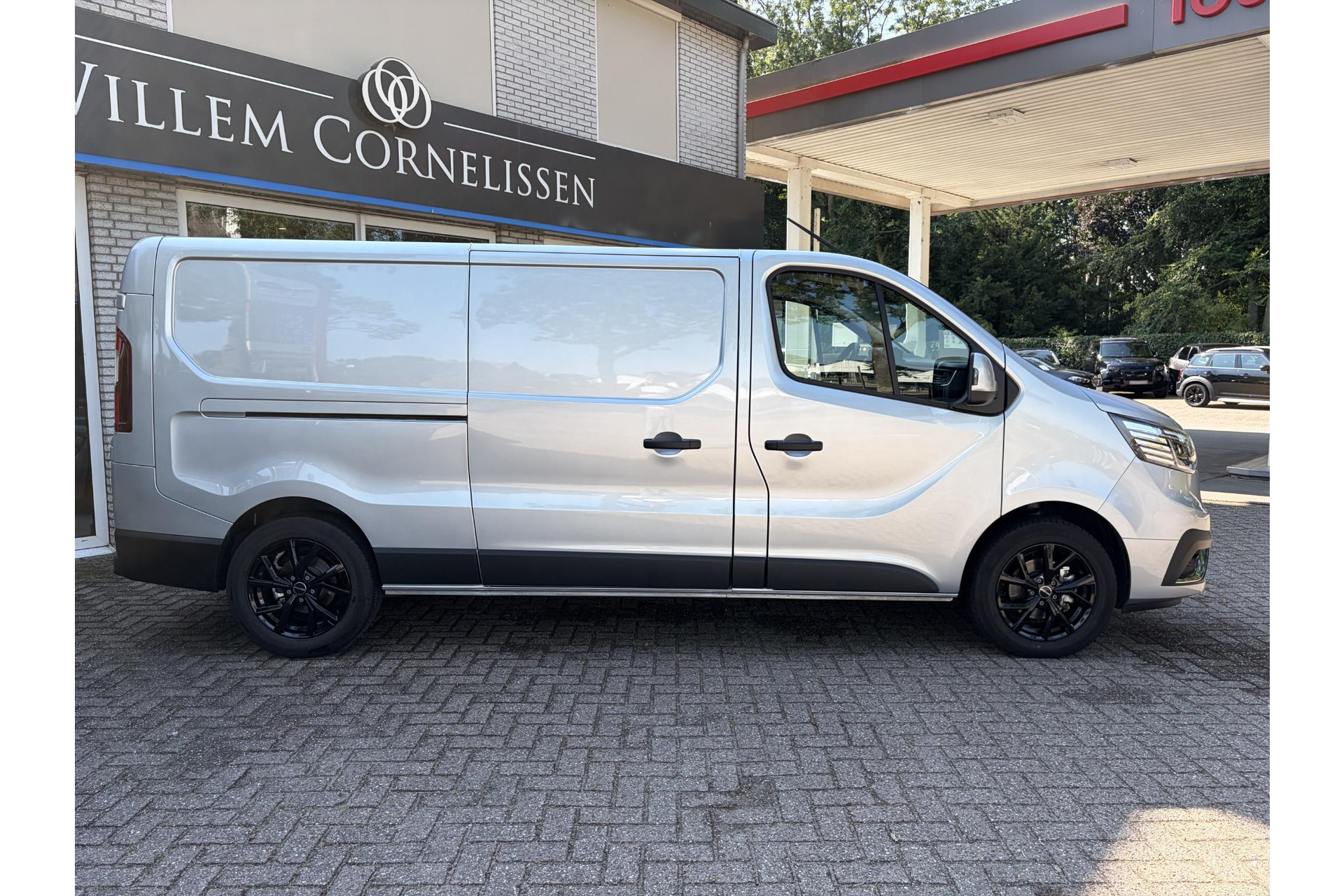 55712148-3.jpg