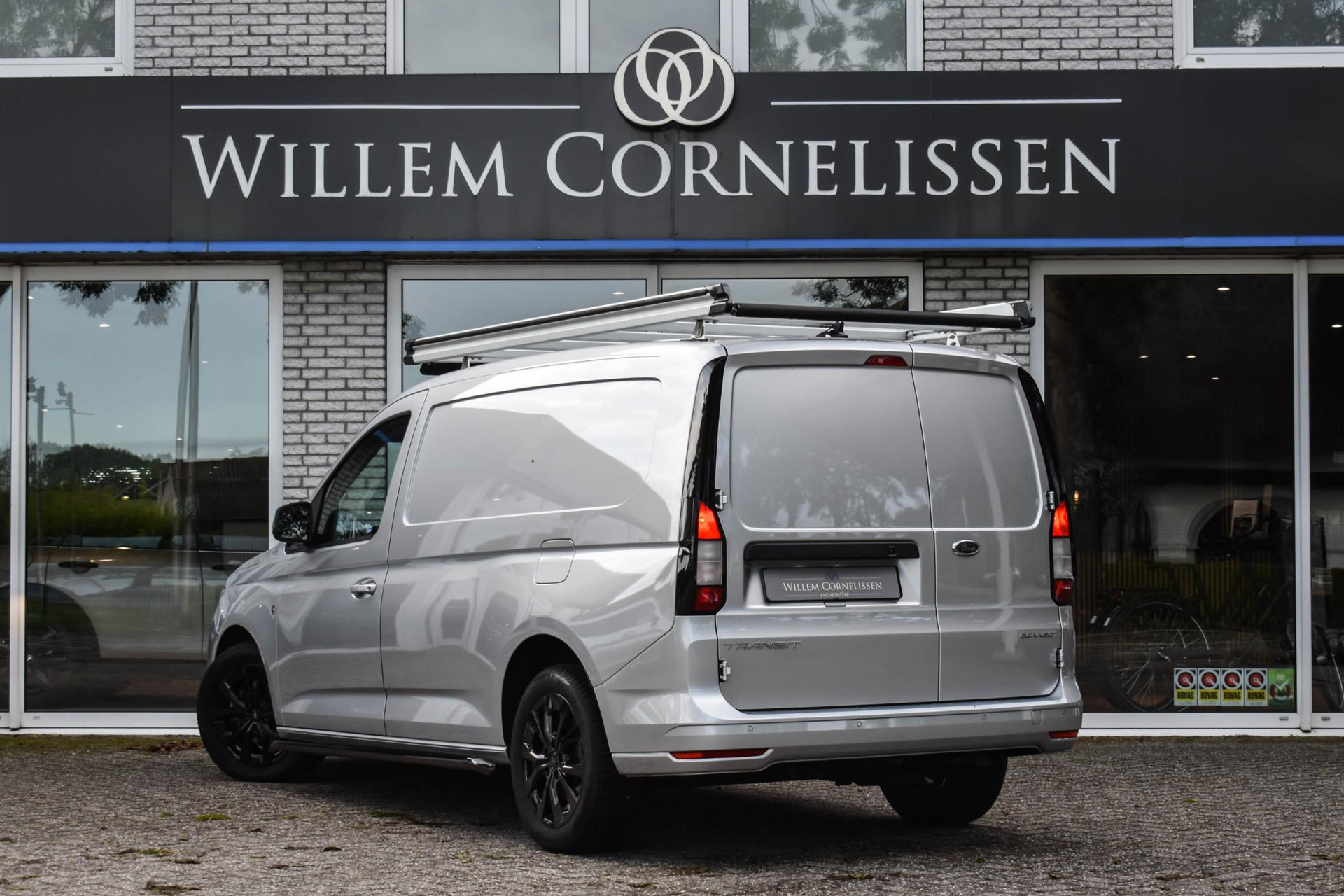 56307224-2.jpg