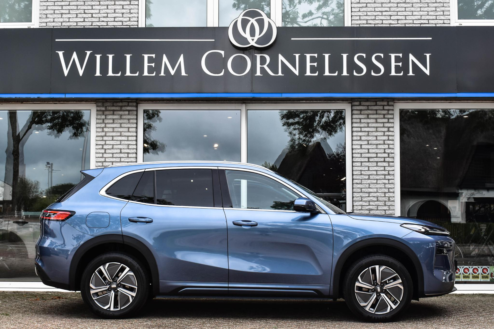 56466002-2.jpg