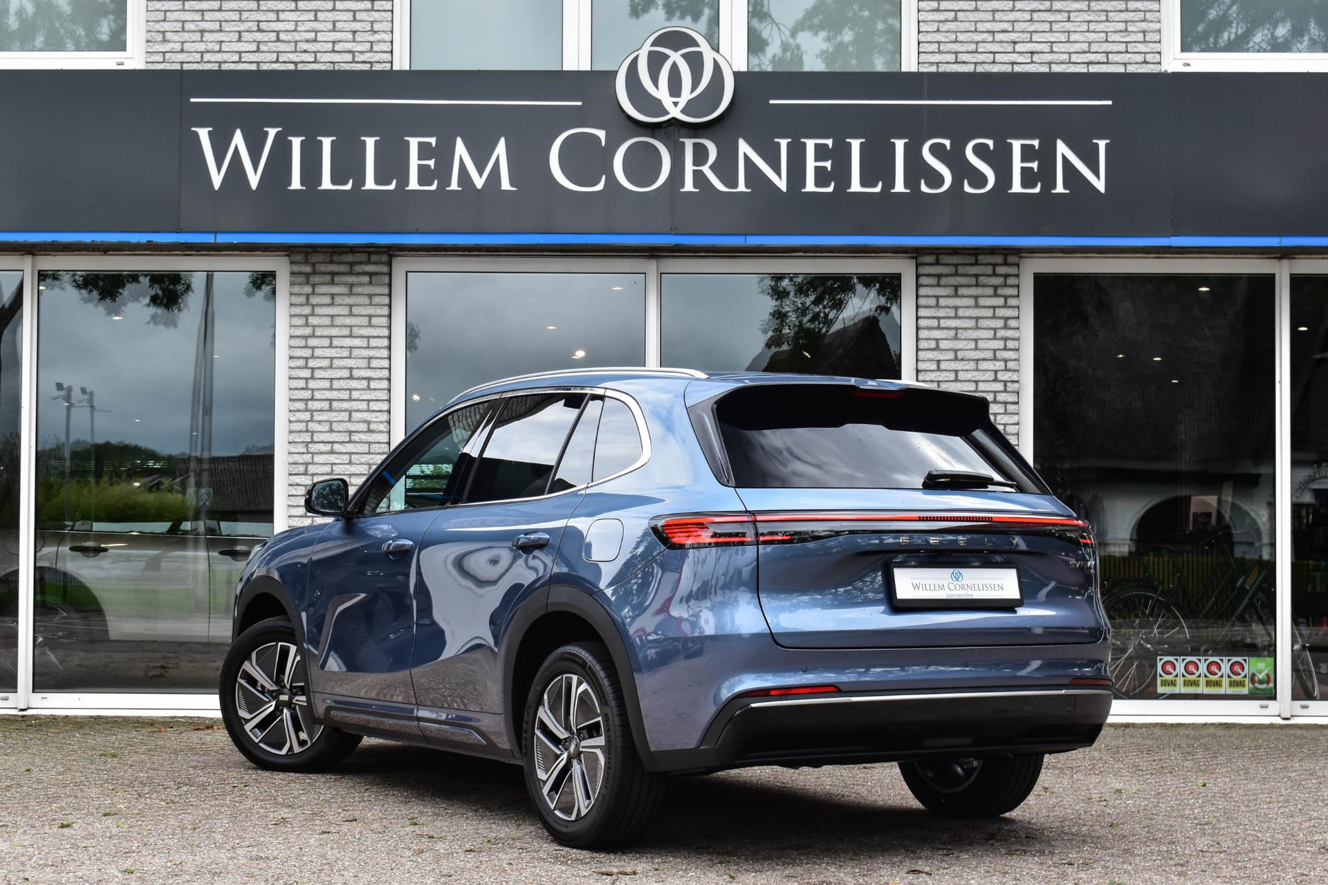 56466002-3.jpg