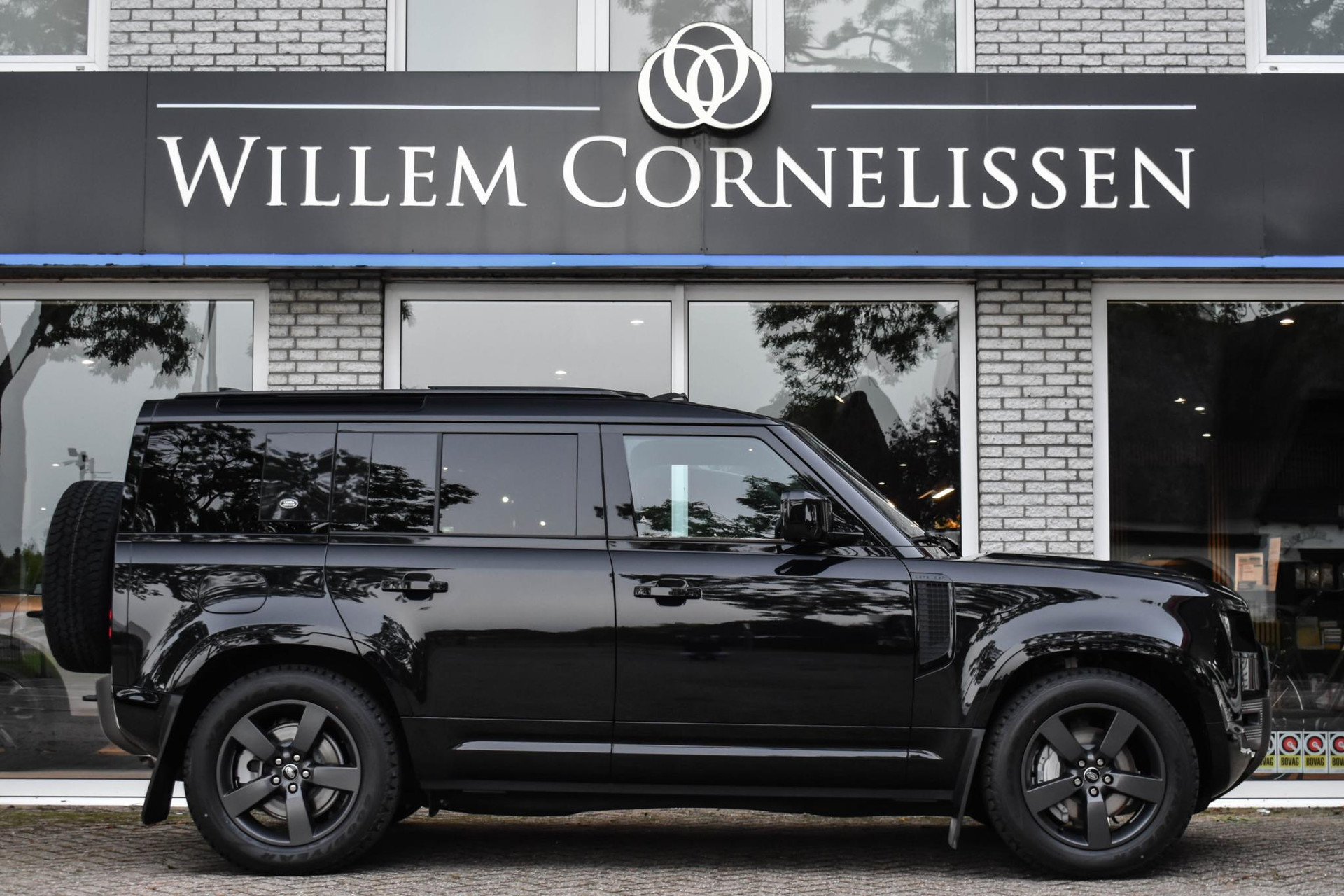 56637358-2.jpg