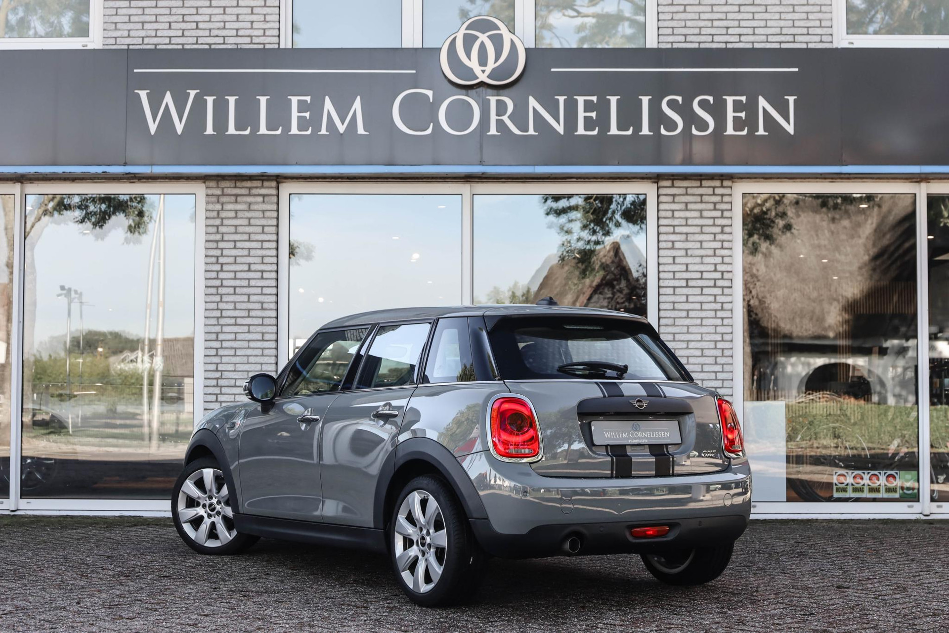 56653458-3.jpg