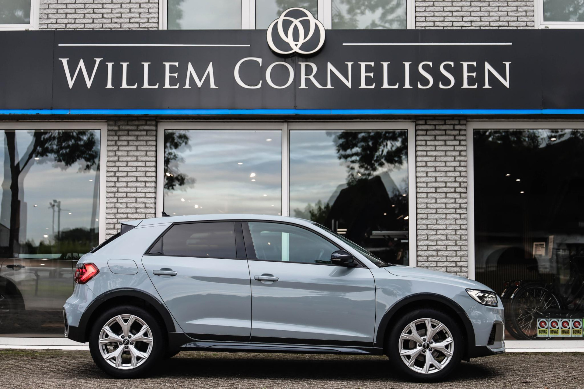 56780953-2.jpg