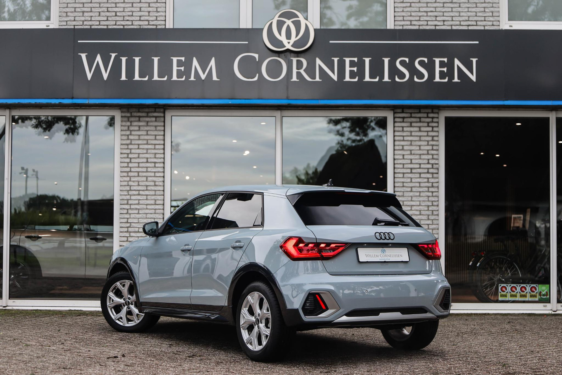 56780953-3.jpg
